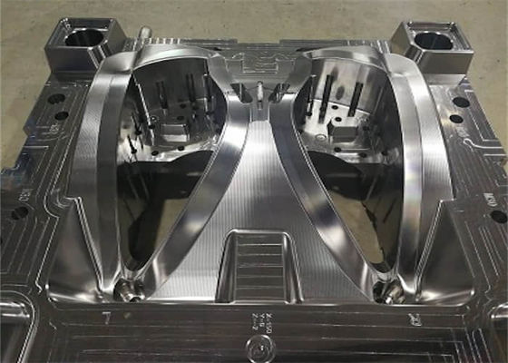 Sandstrahlen von Formkern-Kunststoffformkomponenten für die Automobilindustrie